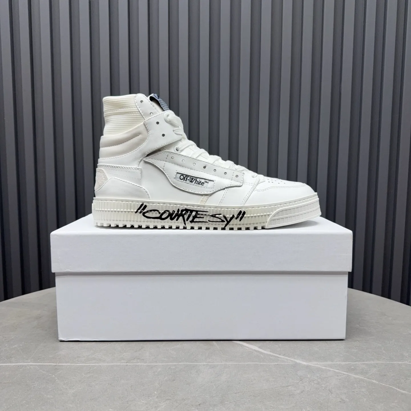 Men's shoes💰740 OFF WHITE ⚡️Couple style⚡️The latest spring style street casual shoes, released with the highest quality version on the market👊Series original mold opening, original lasting, production technology 1:1 original version➰🔜The best choice for more and more celebrities and Internet celebrities🔸In the classics Changes in the code🔸Innovate in the trend🔸Strive to break away from the shackles of bad street design🔝Although he is not the originator of fashion design, he is definitely a shining dark horse in avant-garde design🐴🆙Do not follow the trend🔅Not universal beauty🔅 Fabric💯First-layer cowhide Lining💯Imported skin-friendly and environmentally friendly polyester mesh Foot pads💯Original molded high-elastic environmentally friendly molding pads Midsole💯Made with original last-last technology Outsole💯Rubber outsole Packaging💯Official website synchronizes full set of packaging (brand wrapping paper, brand certificate, brand cloth bag) Code numbers 35-44, 45 46 Customized